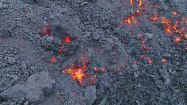 하와이의 아일랜드에서는 드론에 용암이 흐르고 있었습니다 마우나로아 내리는 과검은 분화구에서 — 비디오