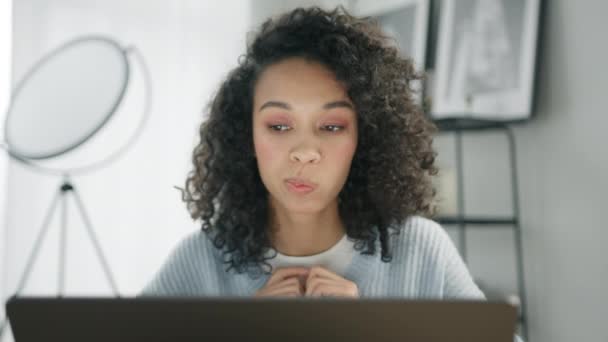 集中认真的千年非洲裔女自由职业者使用笔记本电脑装置坐在家里的办公室 以混合种族企业家为重点 在4K公寓的笔记本上远程打字 — 图库视频影像
