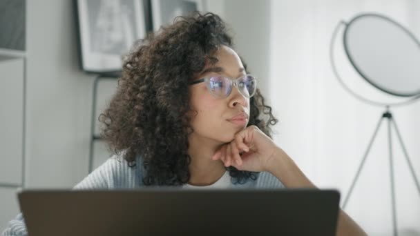 Zaniepokojona Kolorowa Kobieta Okularach Pracująca Laptopie Rozmyślająca Rozwiązaniu Problemu Biurze — Wideo stockowe