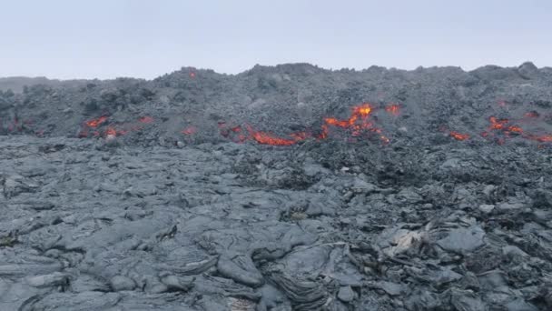 レッドホット溶岩の無人機上の危険な空中ショットが流れると黒い石炭の煙で凍結します 太平洋のハワイ島で活発な火山の煙の表面アメリカの野生の自然信じられないほどの自然イベント — ストック動画