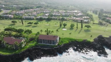 Okyanus ve yeşil golf sahası manzaralı pahalı yazlık evler. Hawaii adası Pasifik 'teki egzotik büyük adada pahalı gayrimenkullerde yaşayan zenginler. Amerikan tatil kirası 4K