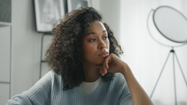 Düşünceli Ciddi Zeki Afro Amerikan Kadın Geleceği Düşünen Problem Soru — Stok video