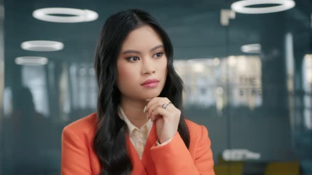 Confiado Reflexivo Joven Asiática Elegante Mujer Negocios Pie Oficina Escuchando — Vídeo de stock