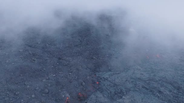無人機は 赤い熱い溶岩の上を飛行し 黒い石炭の煙で凍結することができました 太平洋のハワイ島で活発な火山の煙の表面アメリカの野生の自然信じられないほどの自然イベント — ストック動画