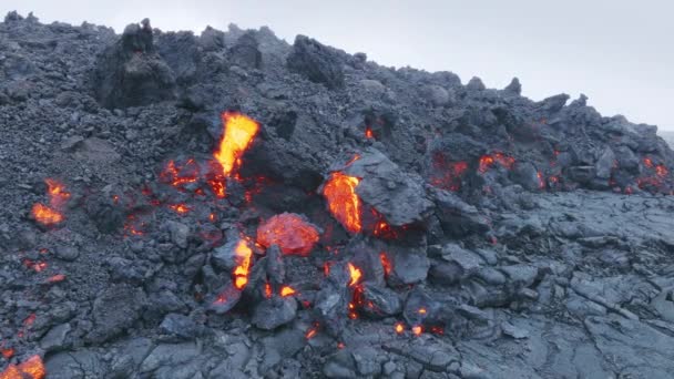 溶岩と黒い岩が流れる 火口から斜面を流れる赤い熱い溶岩 ハワイのビッグアイランドでの空中溶岩の流れ 米国は ドローンで撃たれました マウナロア山の火山噴火 — ストック動画