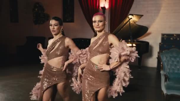 Сексуальные Соблазнительные Молодые Красивые Гламурные Женщины Танцуют Синхронно Глядя Камеру — стоковое видео