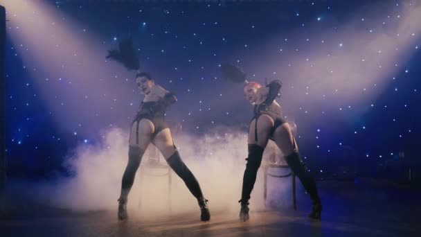 Sinnliche Frauen Posieren Spitzenunterwäsche Kostümen Auf Stühlen Wunderschöne Showgirls Tanzen — Stockvideo