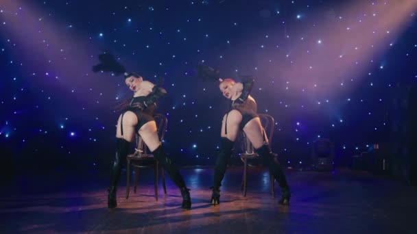 Gepassioneerde Jonge Sexy Vrouwen Betoverende Dans Zwarte Burlesque Lingerie Het — Stockvideo