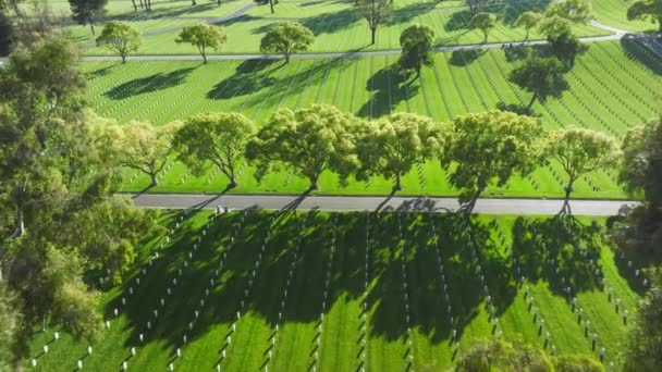 Aerial Los Angeles National Cemetery Cmentarz Białe Nagrobki Zachodzie Słońca — Wideo stockowe