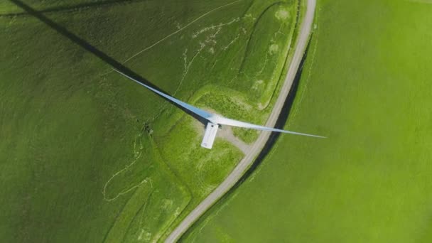 白い風力タービンの上に空中を上下に回転し 環境に優しい電気を発生させます 再生可能エネルギー 持続可能な開発 環境に優しい概念 ビューの上でドローンを回転させる Usa — ストック動画