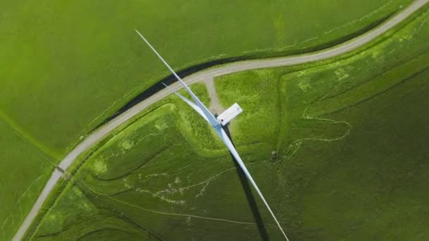 Luftaufnahme Von Oben Nach Unten Von Windkraftanlagen Die Durch Rotorblätter — Stockvideo