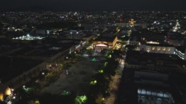 Guadalajara 'daki Plaza de la Liberacion ve Teatro Degollado' da gece aydınlığında etkileyici bir gece manzarası. Tarihi mimari Guadalajara ile gece sahnesi, Meksika 4K insansız hava aracı