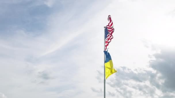复制背景与风景秀丽的大美国国旗和乌克兰国旗在蓝天与白云4K 象征支持对俄战争 美国国旗和乌克兰国旗摇曳在一起 — 图库视频影像