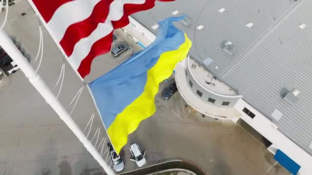 Πάνω Κάτω Εναέρια Drone Ολίσθηση Κάτω Κατά Μήκος Flagpole Τεράστιες — Αρχείο Βίντεο