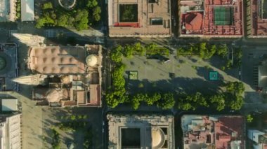 Plaza de la Liberacion ve Guadalajara Katedrali 'nin yukarıdan görünüşü. Gökdelenlerin yükselen şehriyle meydanın üzerinde güzel bir gündoğumu. Renkli kubbelerde sinematik manzaralı Plaza Guadalajara