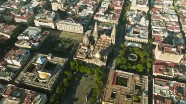 Plaza de la Liberacion ve Guadalajara Katedrali 'nin yukarısı, Meksika. Gökdelenlerin yükselen şehriyle meydanın üzerinde güzel bir gündoğumu. Renkli kubbelerde sinematik manzaralı Plaza Guadalajara