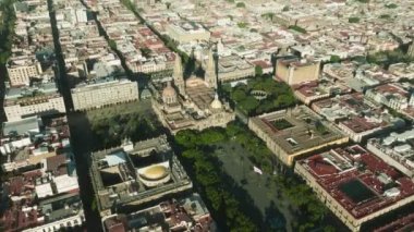 Plaza de la Liberacion ve Guadalajara Katedrali, Meksika. Gökdelenlerin yükselen şehriyle meydanın üzerinde güzel bir gündoğumu. Plaza Guadalajara 'nın yukarıdan görünüşü renkli kubbeler üzerine sinematik manzaralı