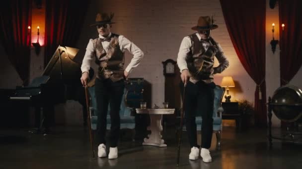 Zwei Jungs Dandy Outfit Tanzen Synchron Auf Der Retro Theaterbühne — Stockvideo