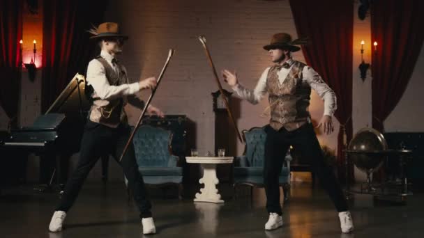 Klas Erkek Dansçılar Ellerinde Klasik Bastonla Caz Funk Tarzında Dans — Stok video