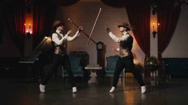 Dos Elegantes Bailarines Masculinos Profesionales Elegante Sombrero Dandy Realizando Movimientos — Vídeo de stock