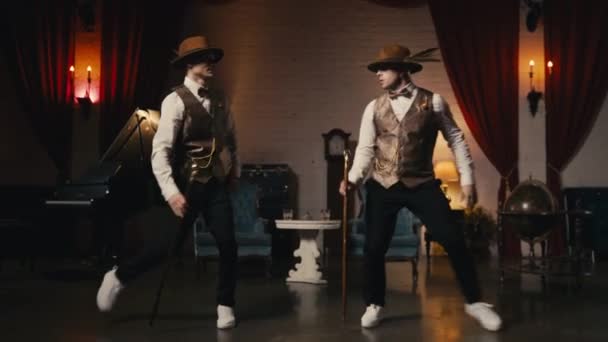 Twee Stijlvolle Professionele Mannelijke Dansers Dandy Hoed Lopen Naar Camera — Stockvideo