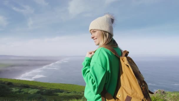 Панорамна Лялька Знята Посмішкою Туристичної Жінки Почувається Щасливою Задоволеною Життям — стокове відео
