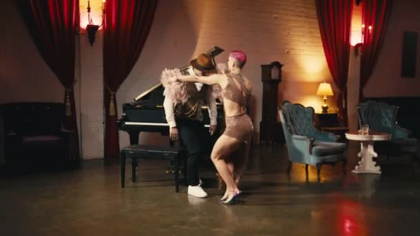 Красива Художня Дівчина Гарячою Рожевою Зачіскою Гламурній Сукні Двоє Танцюристів — стокове відео