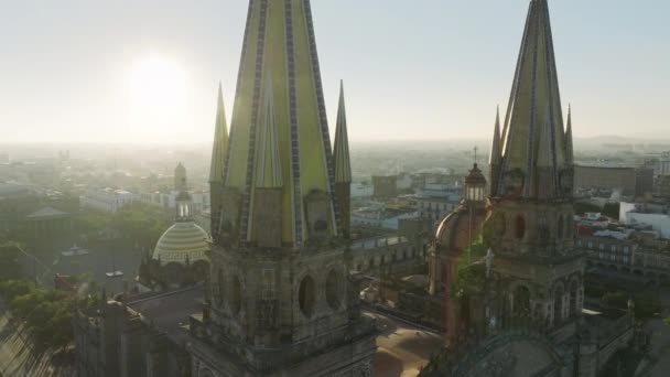 メキシコのグアダラハラ大聖堂の劇的な近景 ネオゴシック様式の建築設計の詳細明るい黄金の太陽の光によって強調表示されます ラテン語で装飾された教会に近いドローン — ストック動画