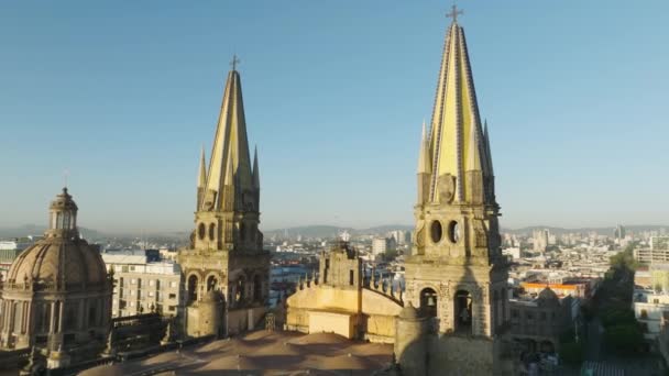 Mimari Tasarım Detayları Neo Gotik Tarzda Parlak Altın Güneş Işığıyla — Stok video