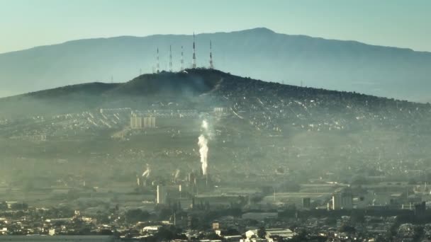 メキシコのグアダラハラ市で 濃いスモッグと化石燃料の燃焼を伴う工業地帯のドローン撮影 上から工場ゾーンの空中ビュー ラテン都市の多くの工場煙突の大気汚染とすす — ストック動画
