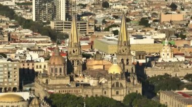 Meksika 'da Guadalajara Katedrali' nin güzel altın rengi güneş ışığı altında. Meryem Ana 'nın Katedrali' nin insansız hava aracı panoraması. İspanyol Rönesans tarzında neo gotik kuleleri olan bir mimari şaheser.