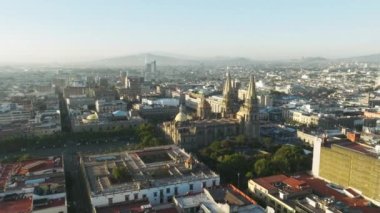 Meksika dini konsepti. Meksika 'daki Guadalajara Katedrali. Centro Jalisco 'daki Meryem Ana Varsayımı Katedrali. İspanyol Rönesans stilinde mimari başyapıt, neo gotik kuleler