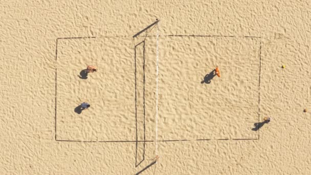 Luftaufnahmen Von Oben Zeigen Menschen Die Freien Volleyball Spielen Strandsport — Stockvideo