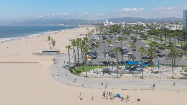 ローラースケートパスの砂サンタモニカビーチの背景 屋外で 健康的な生活の幸福の動機付けの概念を行使する運動の人々 映画のような航空コンセプトの人々は海のビーチでローラースケート — ストック動画