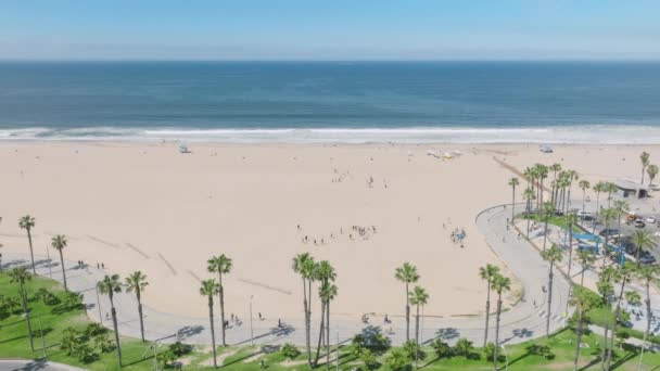 サンタモニカの砂浜と青い海に沿って自転車やローラースケートパスの景色を背景に 屋外で健康的な生活を送るアスリートのモチベーションコンセプト Usa — ストック動画