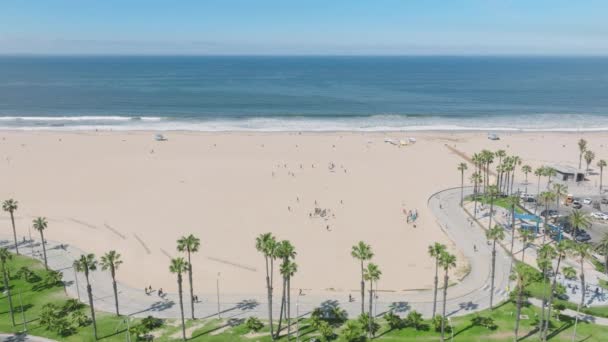 Piaszczysta Plaża Santa Monica Błękitny Pacyfik Tle Malowniczy Widok Ścieżkę — Wideo stockowe