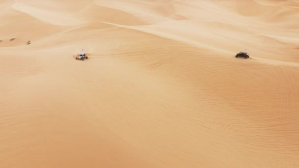 砂丘上の4輪駆動車の競争の風景です 週末に極端なスポーツ屋外趣味 男性4Kのためのスポーツレクリエーションコンセプト 砂の砂丘で速く乗ってAtvバギースポーツ車の空中ビュー — ストック動画