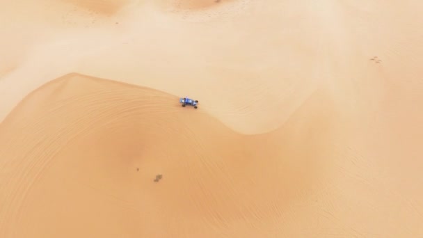 砂の丘で高速乗って4輪駆動車の空中ビュー 砂の砂丘でAtvバギースポーツ車に乗る 週末の日のための極端なスポーツ屋外趣味活動 男性のためのスポーツレクリエーションの概念 — ストック動画