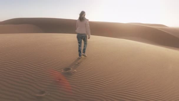 Caminante Femenina Traje Casual Caminando Por Superficie Ondulada Del Desierto — Vídeos de Stock