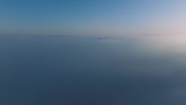 ピンクの空と日の出の青い雲の美しい海 ドローンは地平線まで雲の無限の海の上を速く飛んでいます 素晴らしい自然景観 空の4Kドローン 濃い霧の雲の上に上昇するドローン — ストック動画