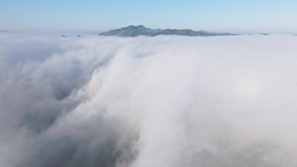 Drohne Fliegt Durch Flauschige Weiße Wolken Strahlend Blauen Himmel Weiße — Stockvideo