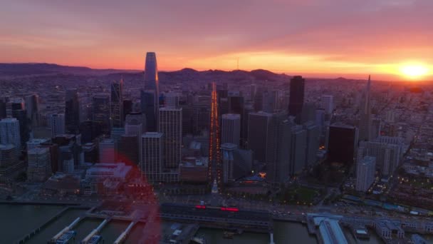 以美国城市景观为背景的4K玻璃建筑写字楼商务办公室 旧金山市现代商业区日落时分的电影观景 — 图库视频影像