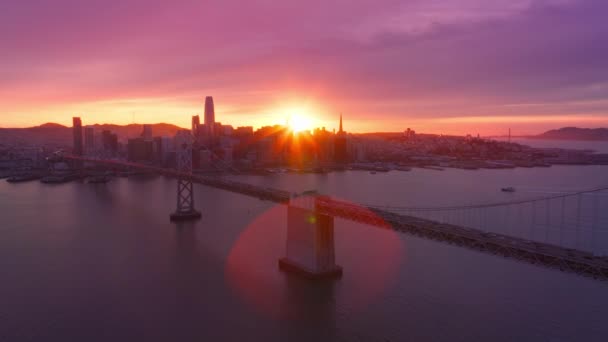 Δραματικά Ροζ Χρυσά Σύννεφα Ηλιοβασιλέματος Πάνω Από Σαν Φρανσίσκο City — Αρχείο Βίντεο