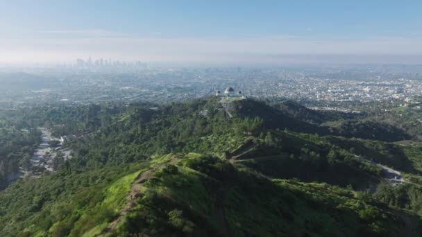 Griffith Parkı Nın Yeşil Tepesinin Üzerinde Alçaktan Uçan Insansız Hava — Stok video