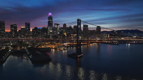 Dusk Flyger Över Bay Bridge Mot Centrala San Francisco Etablerar — Stockvideo