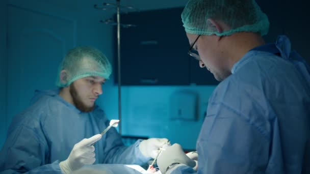 Konsantre Erkek Cerrahın Portreleri Veterinerlik Kliniğinde Başarılı Bir Ameliyat Sırasında — Stok video