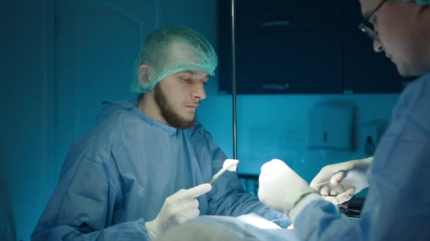 Veterinerlik Kliniğinde Başarılı Bir Ameliyat Sırasında Odaklanmış Veteriner Asistan Veteriner — Stok video