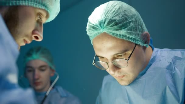 Portrait Rapproché Médecin Vétérinaire Sérieux Pendant Une Opération Chirurgicale Clinique — Video