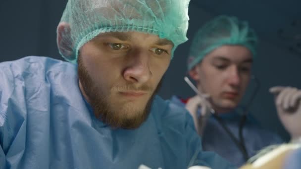 Primer Plano Retrato Veterinario Masculino Súper Concentrado Durante Operación Quirúrgica — Vídeos de Stock