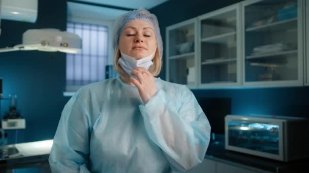Selbstbewusste Krankenschwester Medizinischen Kabinett Die Während Einer Pandemie Die Kamera — Stockvideo